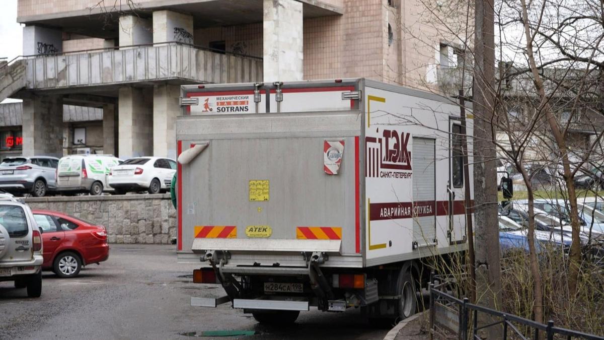 У здания ВНИИБ вновь заметили машины аварийной службы и рабочих