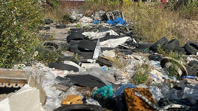 Незаконную свалку покрышек и строительного мусора заметили в Московском районе