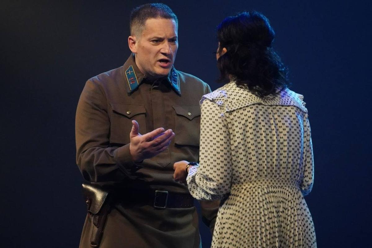 Сцена из спектакля. Начальник управления по работе с частными клиентами «БКС Мир Инвестиций» Дмитрий Егоров (Коновалов) и основатель и генеральный директор Weconn Наталья Проказова (Екатерина Михайловна). Фото: Павел Борисенко / MR7