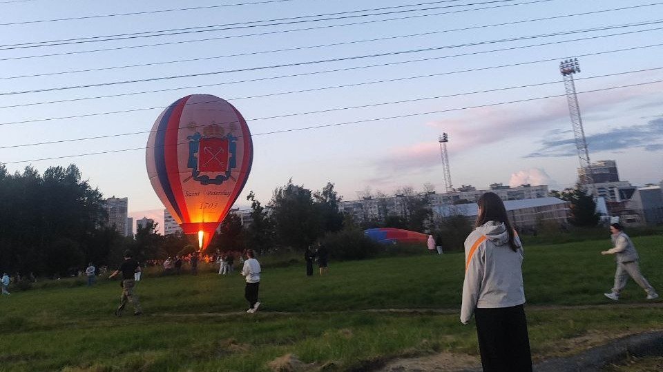 Воздушный шар долетел от парка 300-летия Санкт-Петербурга до детской площадки на проспекте Луначарского