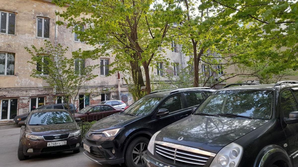 Закрыть двор в зоне платной парковки легально в Петербурге почти невозможно. Почему? Объясняют чиновники и юрист