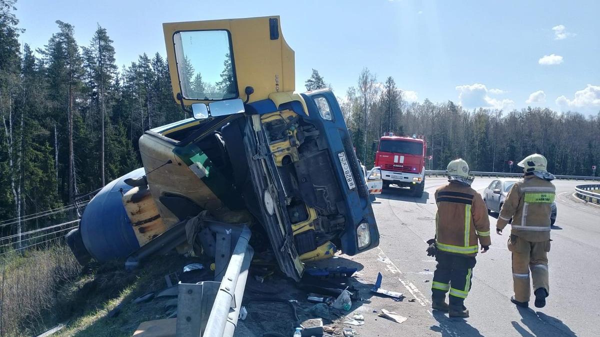 Водитель грузовика пострадал в ДТП на Киссоловском шоссе в Ленобласти