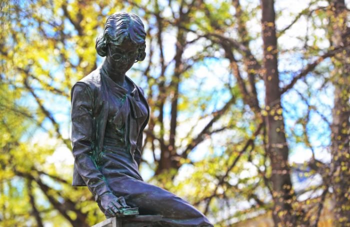 В Павловске установили памятник бывшему директору дворца-музея Анне Зеленовой