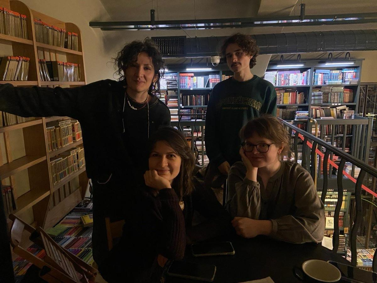 Команда, которая переиздала книгу. Второй ряд: Мария Орлова, Глеб Дуганов. Первый ряд: Ника Максимова, Екатерина Блатова. Фото: Валерия Шимаковская / MR7