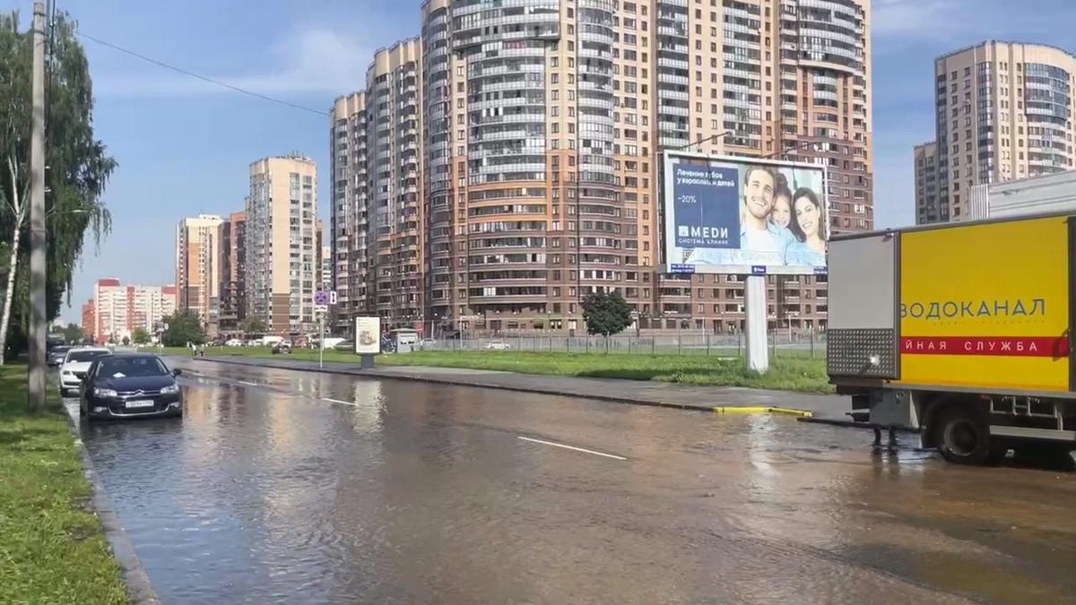 Улицу Бутлерова затопило холодной водой из-за прорыва трубы