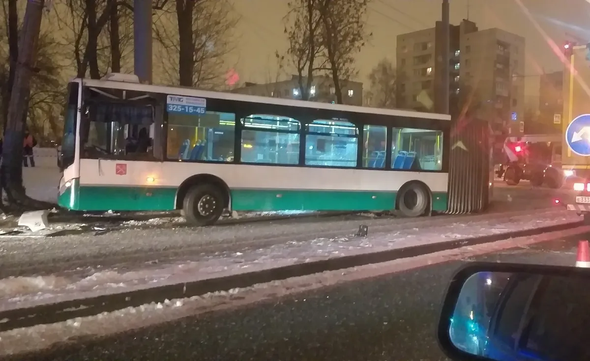 На проспекте Стачек пьяный водитель автобуса въехал в столб. Пострадал один  пассажир. — Новости Санкт-Петербурга › МР7.ру