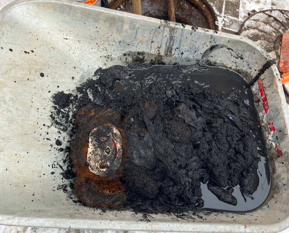 Чебурашка, застрявший в канализации. Фото: Водоканал Петербурга