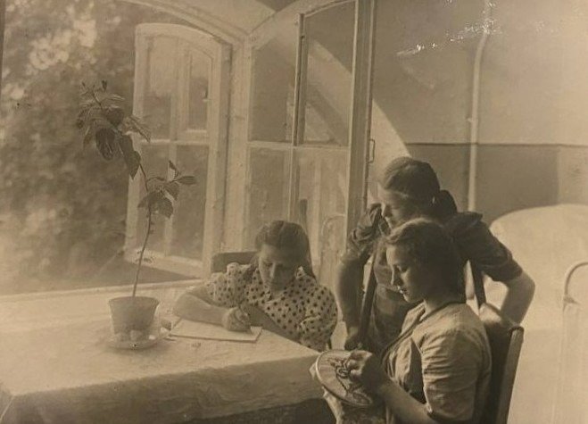 Девочки занимаются вышиванием. Фото из альбома Валентины Дмитриевны