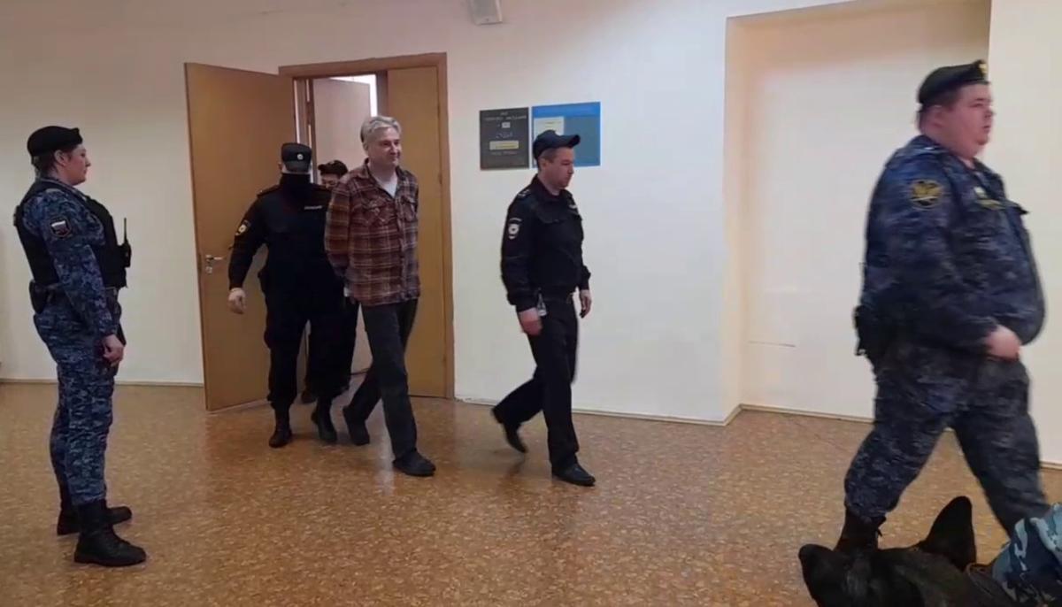 Олег Белоусов в окружении конвоя и приставов. Фото: Анна Мотовилова / MR7