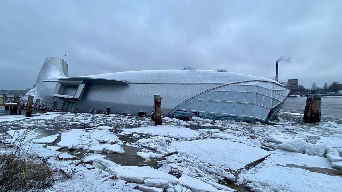 «Серебряный кит» тонет. Фото: пресс-служба Северо-Западной транспортной прокуратуры