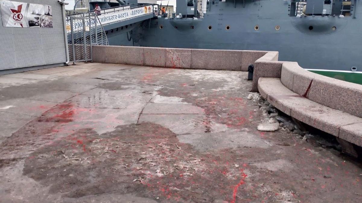 В Александровском парке задержали хулигана, облившего красной краской продавцов фото с голубями