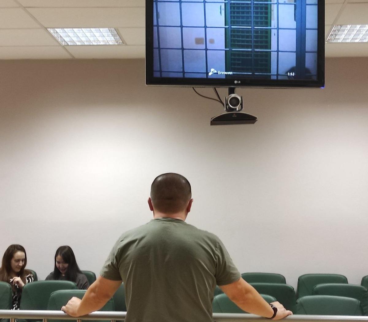 В зале суда — адвокат Игорь Скачко перед экраном ВКС. Фото: Динар Идрисов