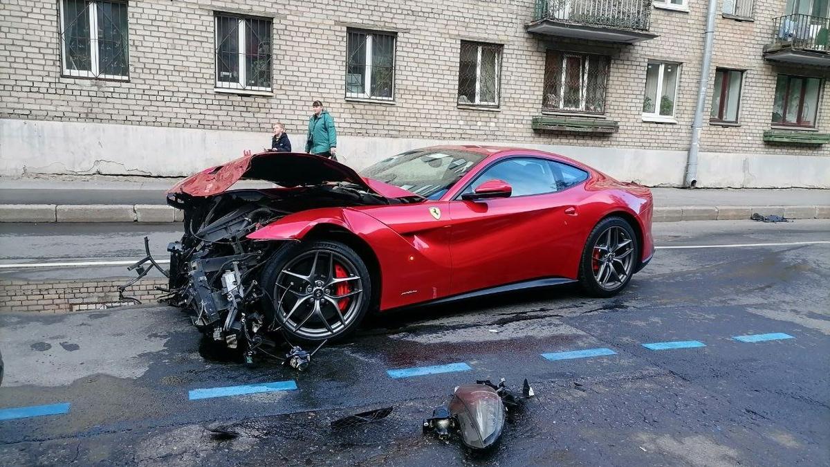 Ferrari столкнулась с другими машинами на Малой Монетной улице — Новости  Санкт-Петербурга › МР7.ру