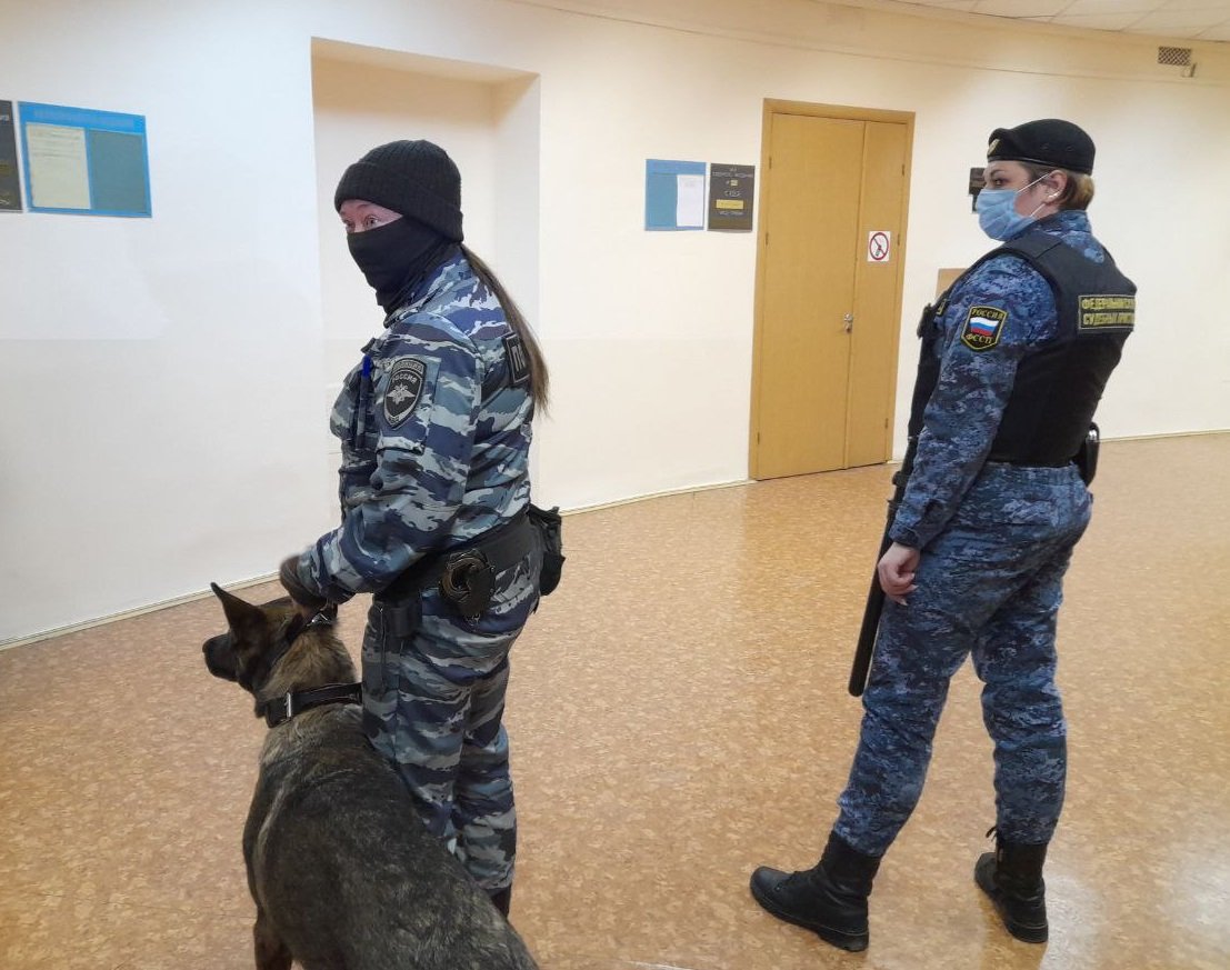 Конвоир и пристав. Фото: Анна Мотовилова / MR7