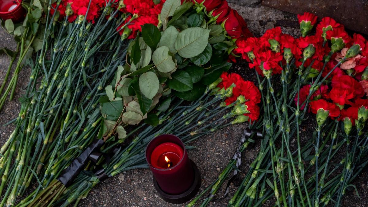 Петербурженок задержали после возложения цветов и таблички к памятнику Тарасу Шевченко