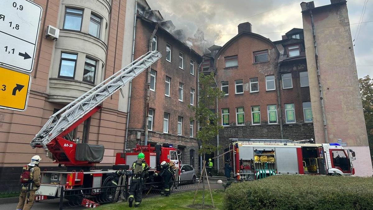 Пожар в доме на Большом Сампсониевском тушат по повышенному рангу сложности
