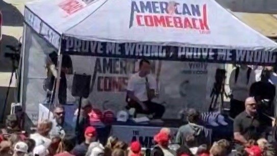 Скриншот видео: социальные сети