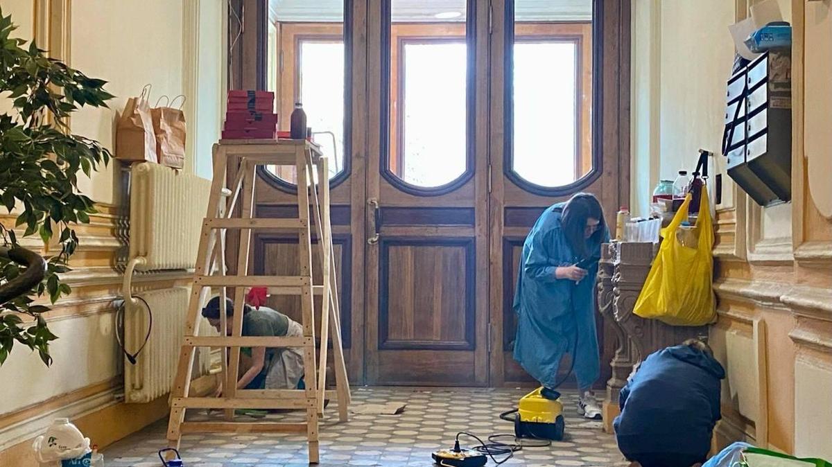 Респиратор, смывка и стек: как помогать старинным домам Петербурга