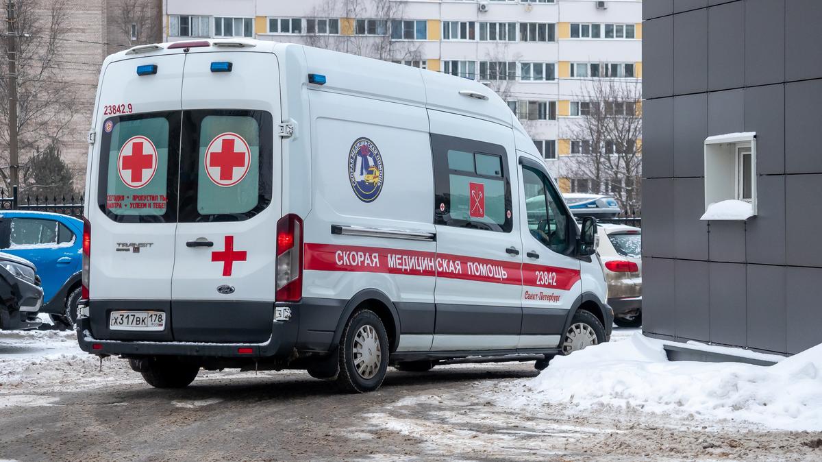 В Петербурге скончался пенсионер, упавший на плохо убранной дороге