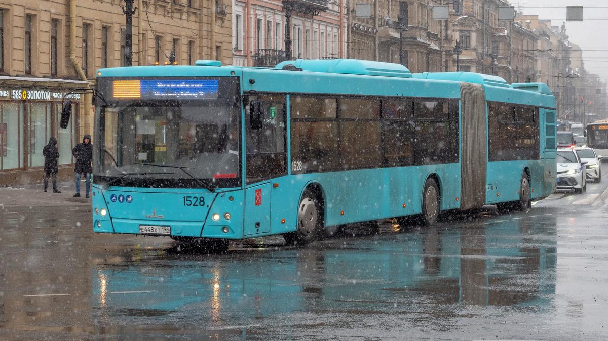 Автобусные маршруты усилили ещё в трёх районах Петербурга