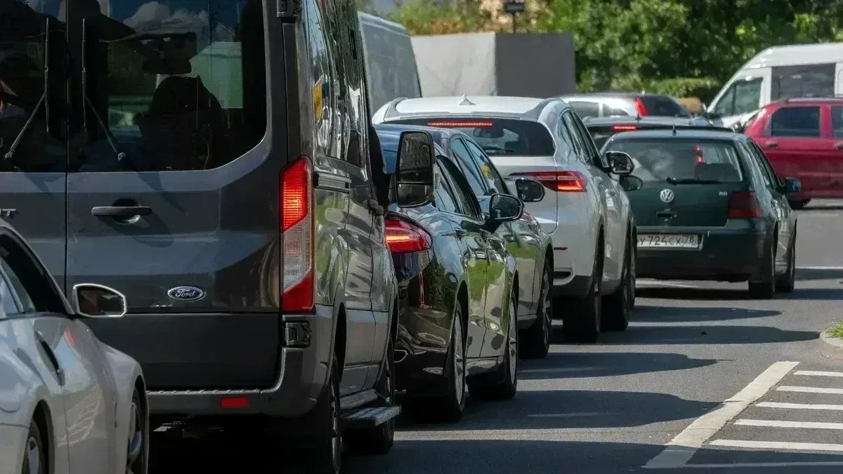 Автобусы до Канонерского острова задержались почти на час из-за дорожных работ и ДТП