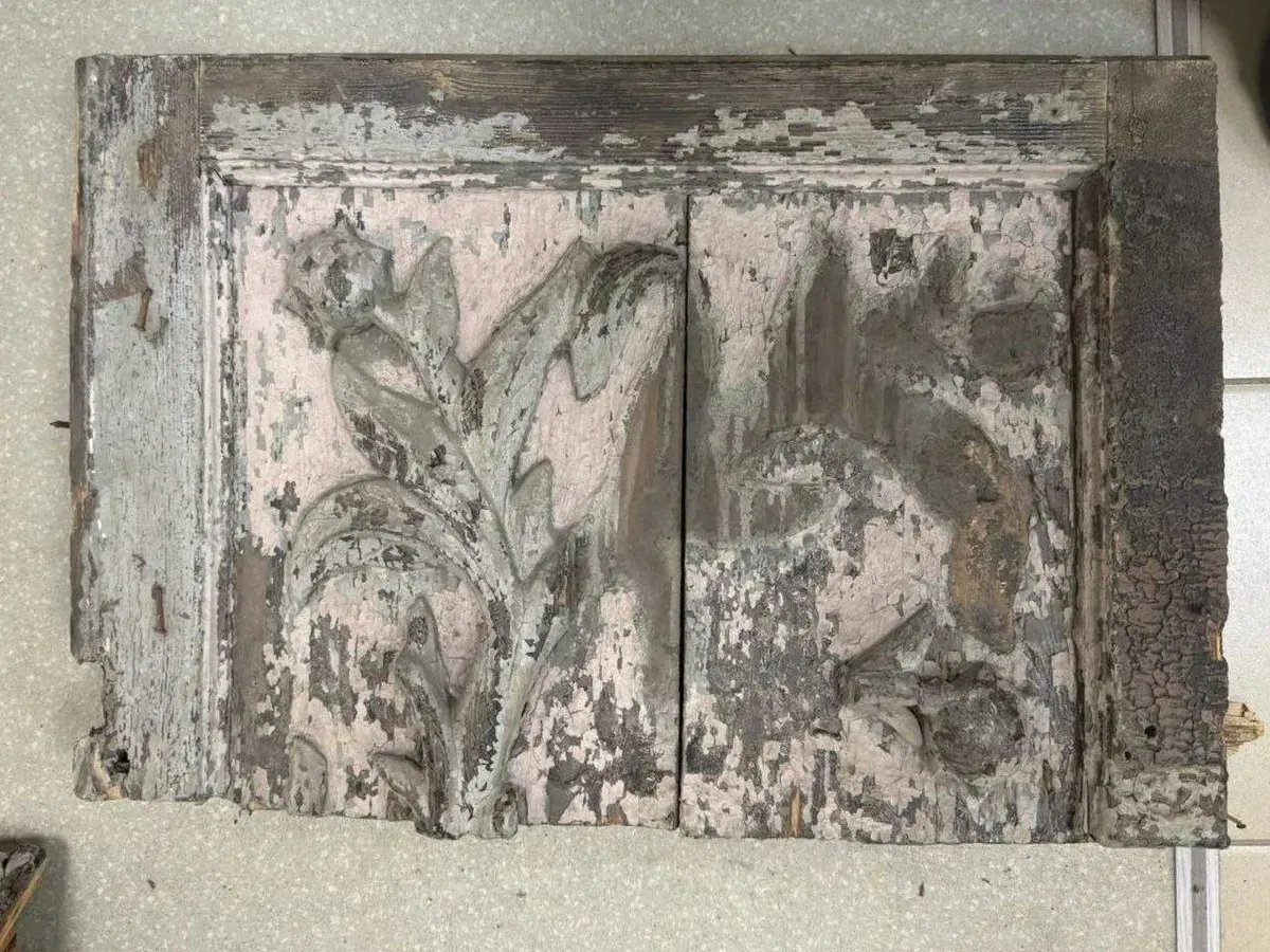 Фрагмент деревянной отделки двери. Фото: telegram-канал Ксении Сидориной