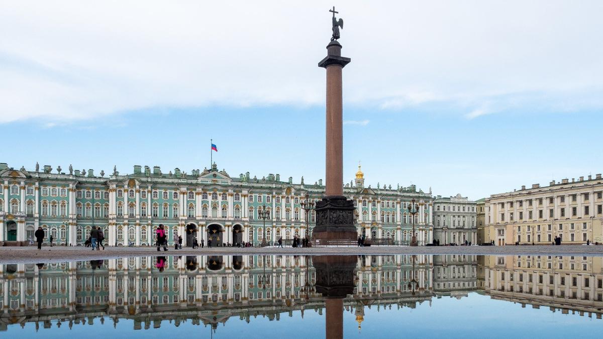 Какой будет май в санкт петербурге. Показать здание Эрмитажа. Питер в конце мая. Туалет в Питере возле Эрмитажа. Атланты в Санкт-Петербурге на Дворцовой площади.