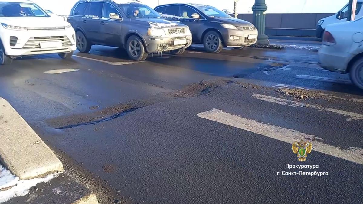 На Троицком мосту обнаружили впадины более 13 сантиметров в глубину