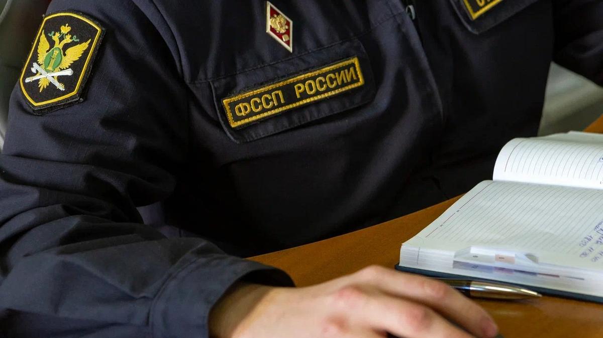 Алиментщик запер в Mercedes жену и сына, чтобы приставы не забрали машину