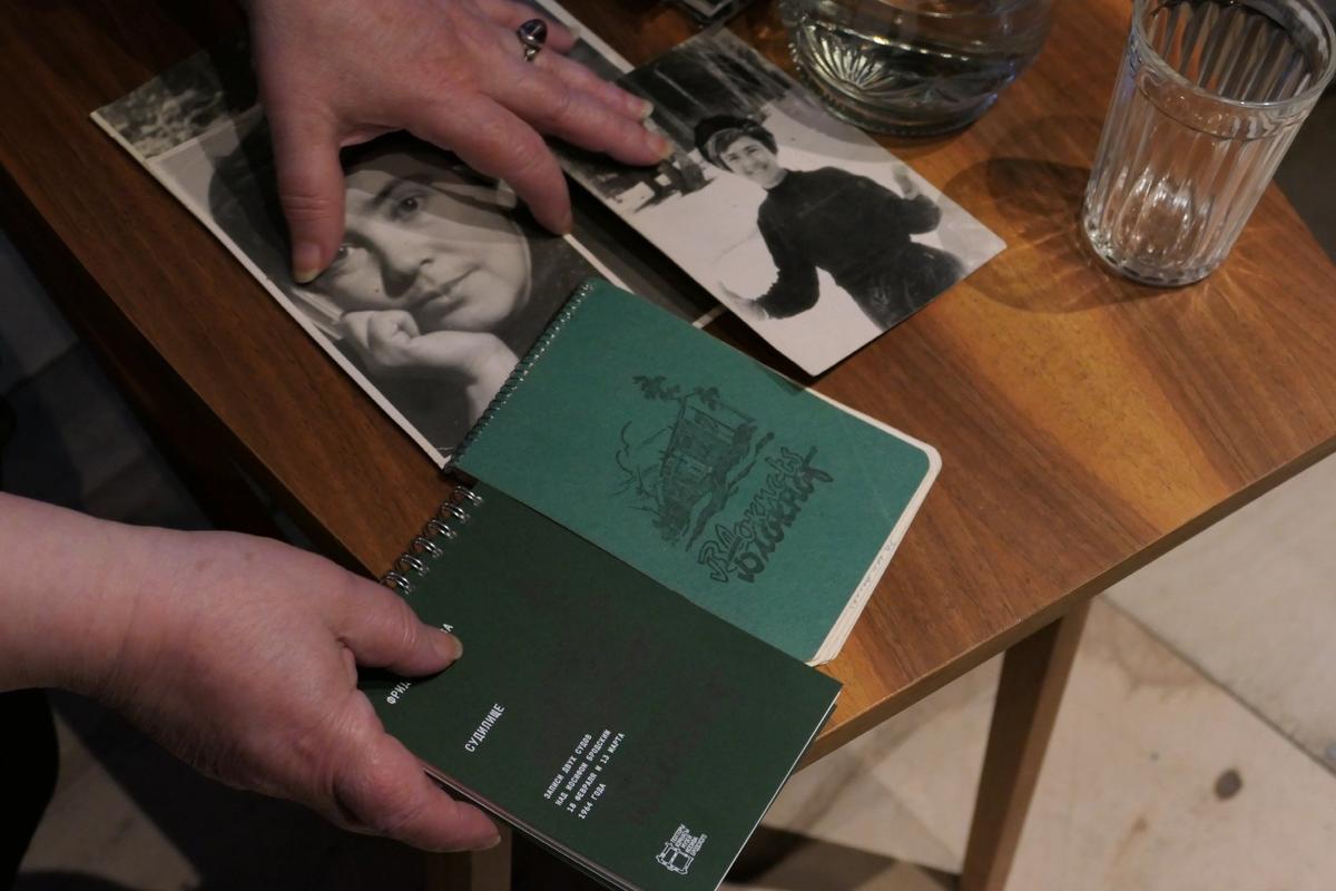Оригинальный блокнот Фриды с записями и новое издание — в музее передается и содержание, и внешний вид. Фото: Дарья Дмитриева / MR7