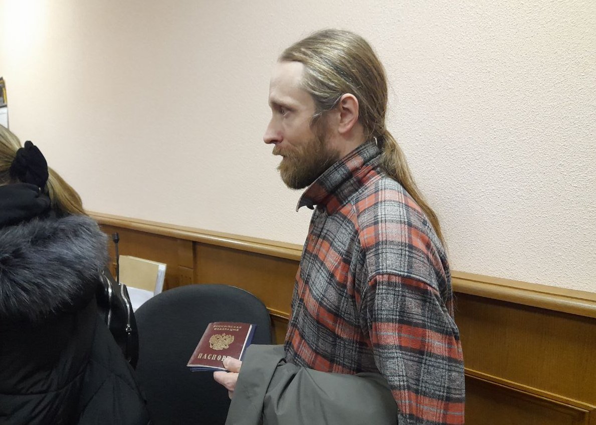 Друг Всеволода Дмитрий стоит в очереди на сдачу паспортов секретарю суда. Фото: Анна Мотовилова / MR7.
