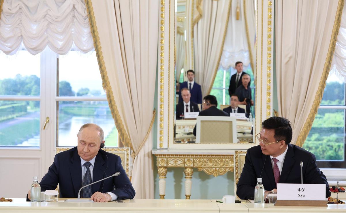 Владимир Путин (слева) и генеральный директор информационного агентства Синьхуа Фу Хуа (справа). Фото: Кремль