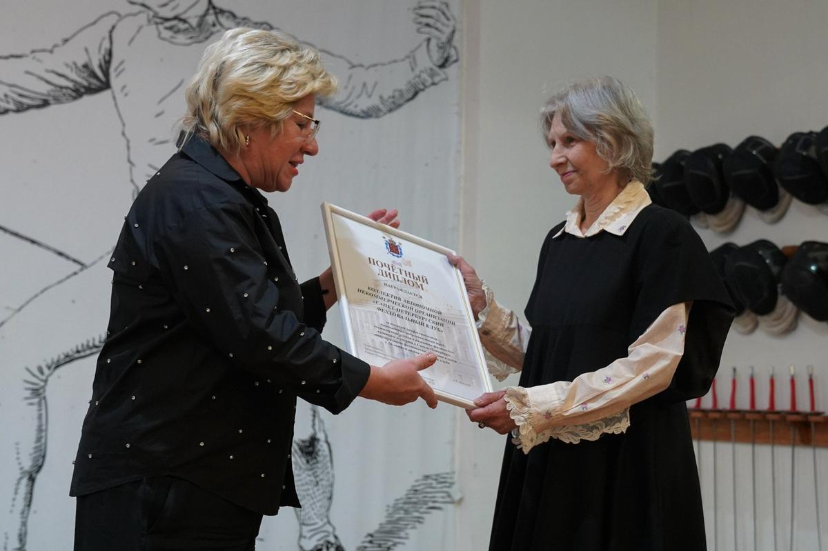 Депутат ЗакСа Марина Шишкина (слева) вручает Алине Туляковой (справа) почётный диплом от городского парламента. Фото: Виктория Арефьева / MR7