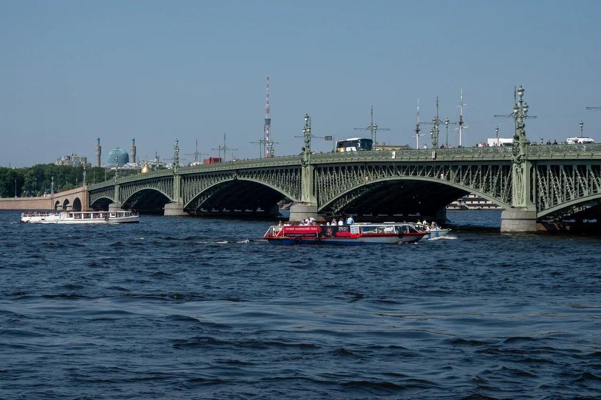 Сильный ветер сорвал короны с фонарей на Троицком мосту. Все повреждённые  элементы будут восстановлены. — Новости Санкт-Петербурга › МР7.ру