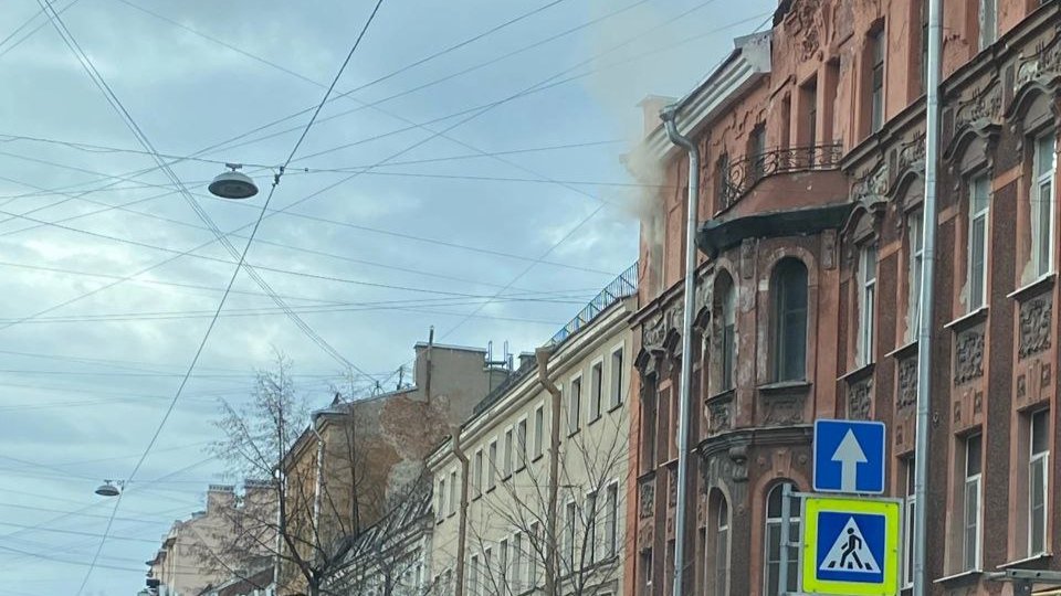 Более 20 пожарных тушили квартиру в доходном доме Левина на 6-й Красноармейской улице