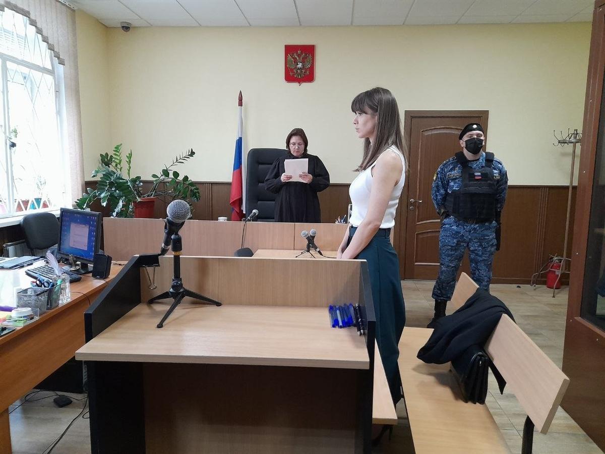 Судья Наталья Петрова оглашает приговор. Его внимательно слушает адвокат Мария Зырянова. Фото: Анна Мотовилова / MR7