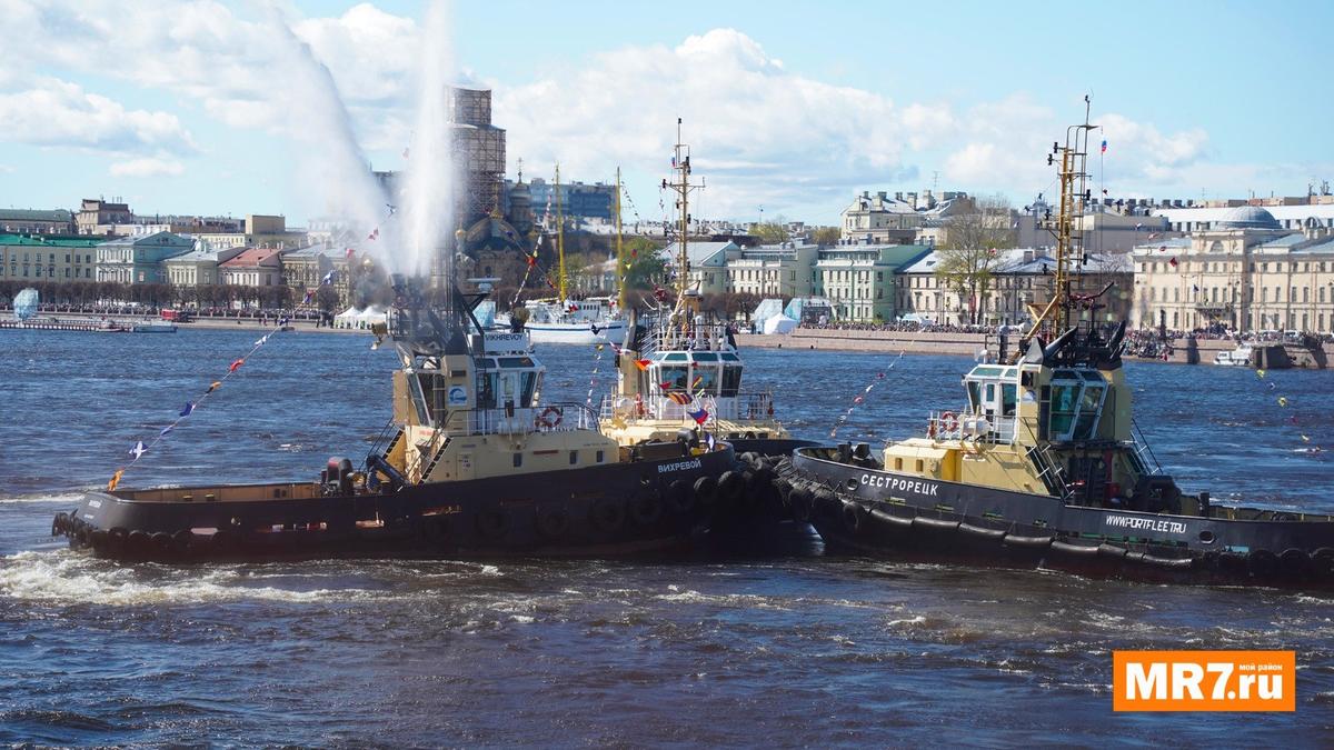 Буксиры станцевали майский вальс на Неве