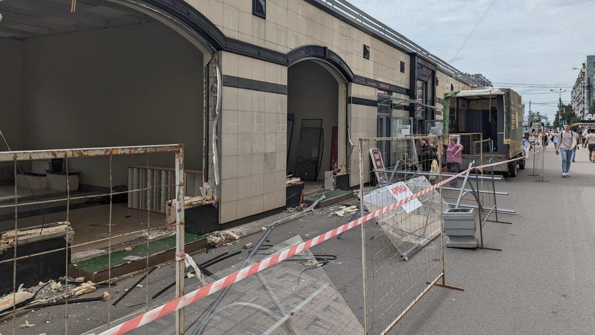 На проспекте Просвещения начали сносить 580-метровый торговый павильон