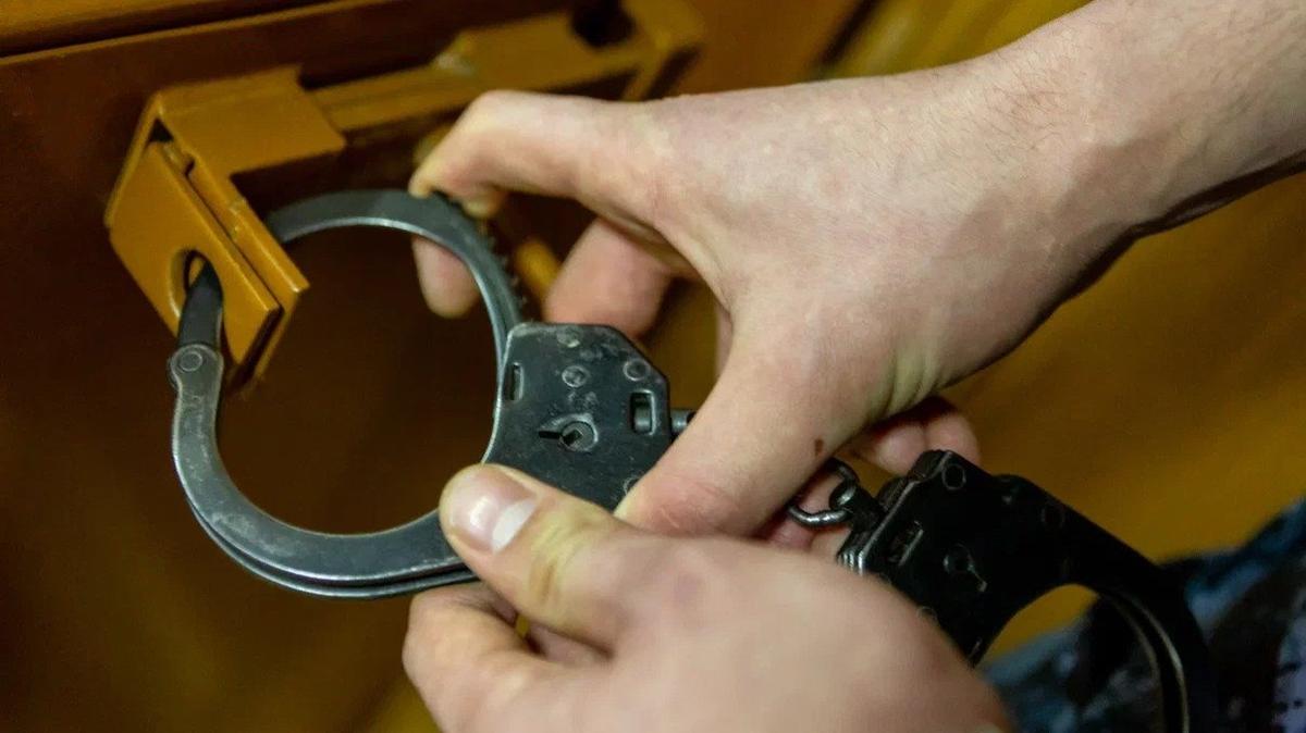 Троих петербуржцев арестовали на 10 суток за дебош около военкомата