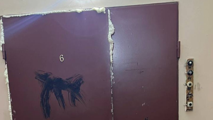 В Петербурге военкорам залили двери монтажной пеной