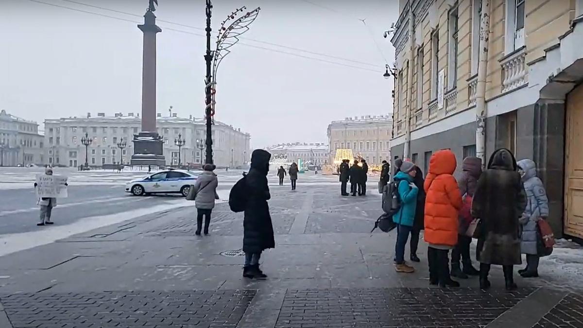 Матери срочников приехали к штабу ЗВО на Дворцовой