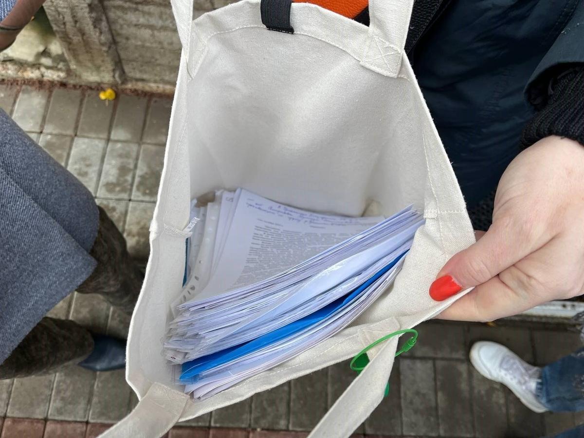 Документы не попавших на приём петербуржцев. Фото: Любовь Смирнова / MR7