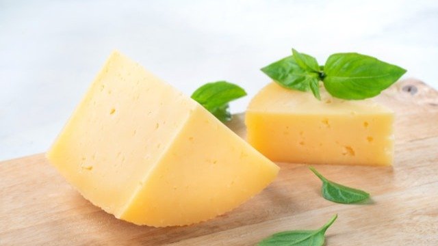 Петербургская фирма попалась на производстве сыра без молока в составе