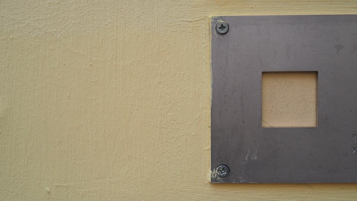 На Тверской улице повесили копию сорванной таблички Последнего адреса Сергея Набутова