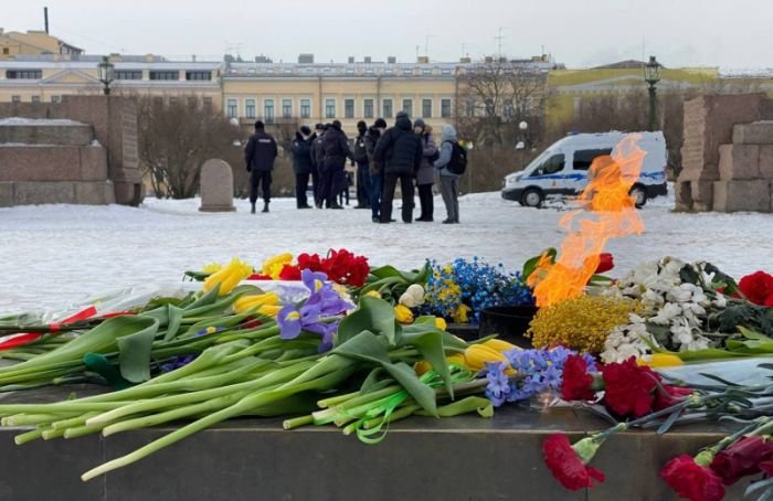 Петербуржцы принесли весенние цветы к Вечному огню на Марсово поле