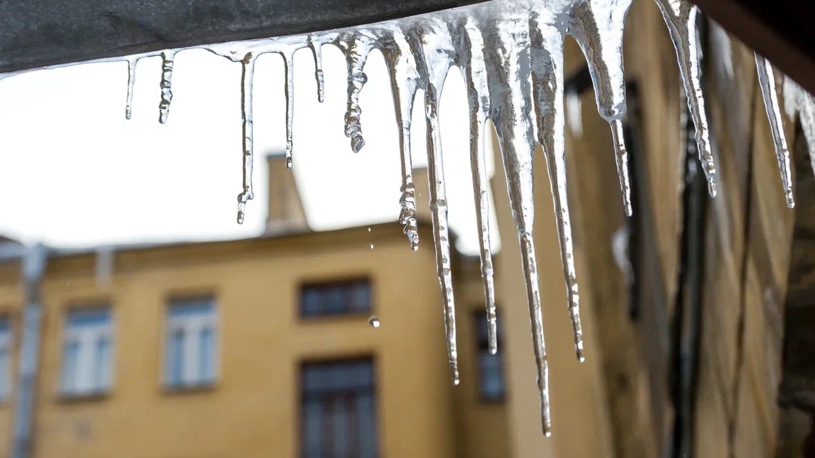 Сосулька упала на голову 43-летней женщине на Рижском проспекте