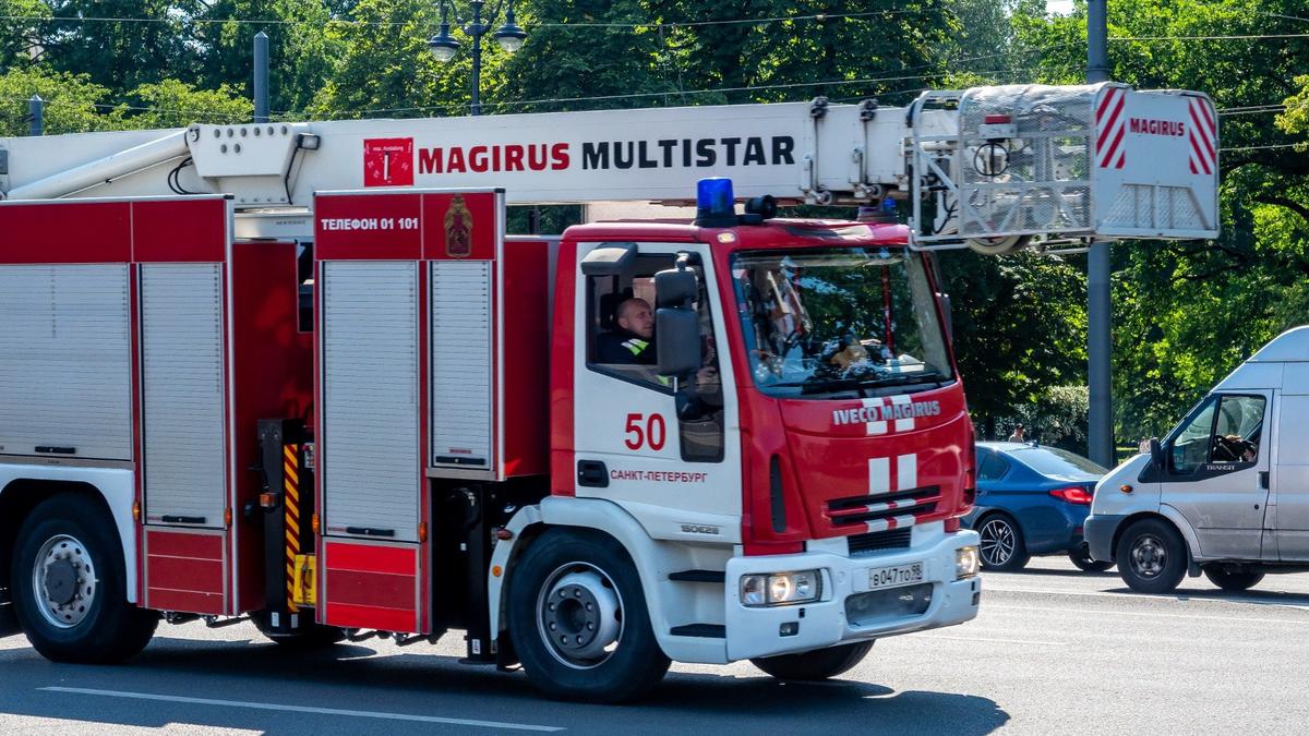 Трёх человек спасли из пожара на Полюстровском проспекте в Петербурге, один пострадал