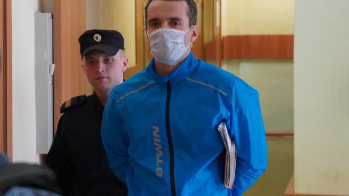 Обвиняемого в нанесении пацифистских надписей на петербургские заборы москвича оставили в СИЗО