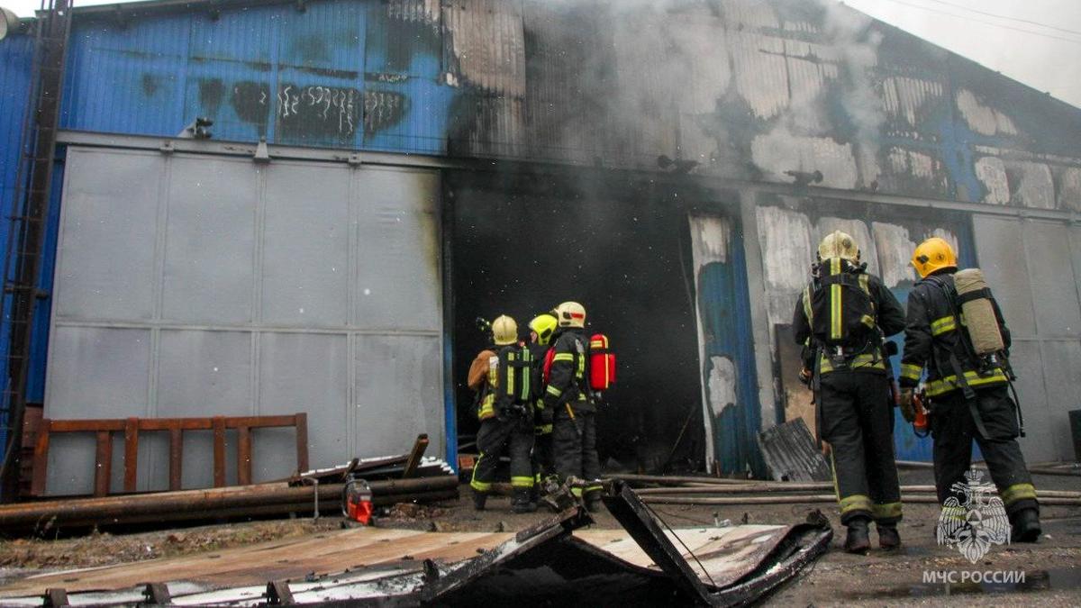 Загоревшийся ангар в Калининском районе тушат по повышенному номеру сложности
