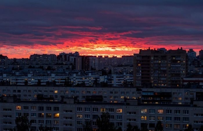 Закат перед бурей: петербуржцы делятся снимками, а МЧС предупреждает об ухудшении погоды